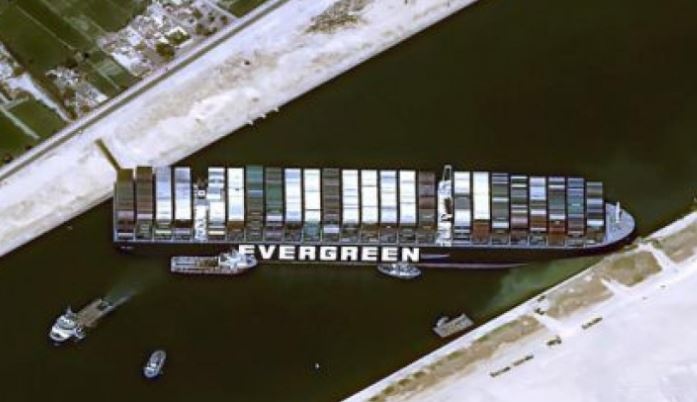 Продължават опитите за освобождаването на корабоплаването в Суецкия канал който